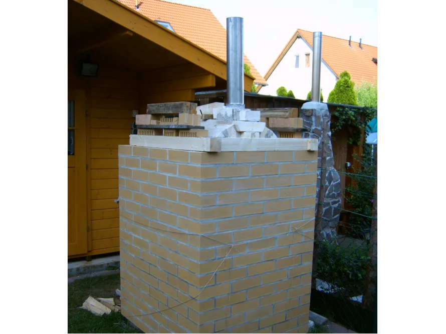 Unfertiger gemauerter Ofen