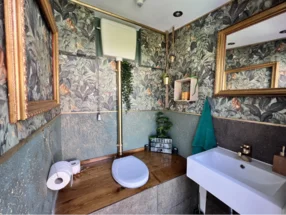 Toilette und Waschbecken im Dschungeldesign