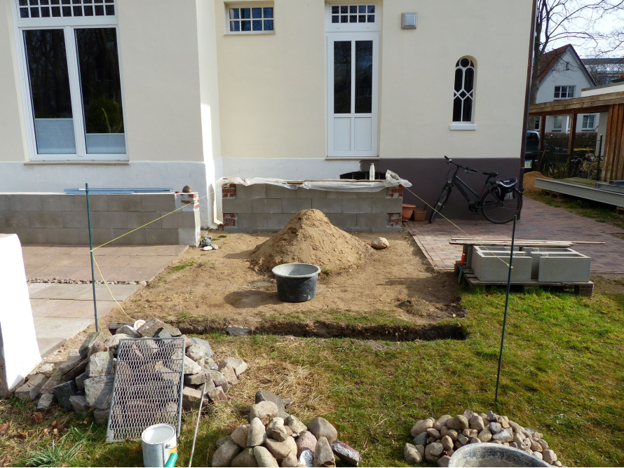 Baugrube für eine Terrasse am Haus