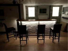 Bar mit vier Barhockern