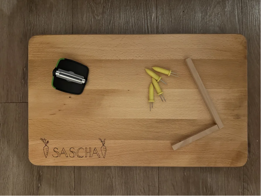 Schneidebrett mit Sparschäler und Maishaltern