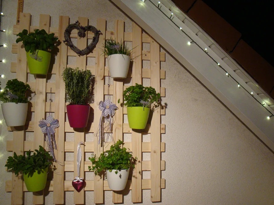 Kräuterregal mit Dekoration