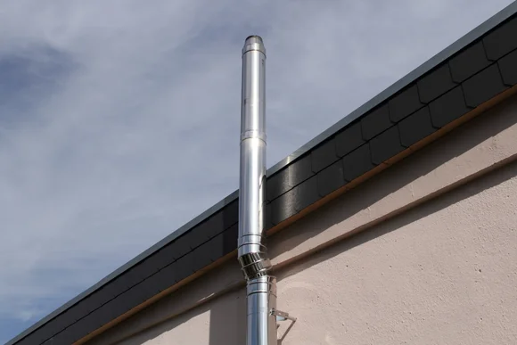 Metall Schornstein an Hauswand