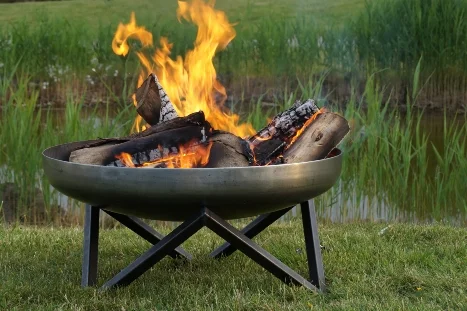 Feuerschale mit brennendem Feuer