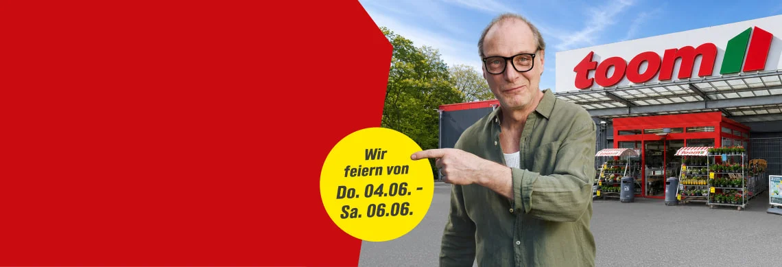 Eine Person steht vor einem Baumarkt und weist auf ein Aktionsdatum.