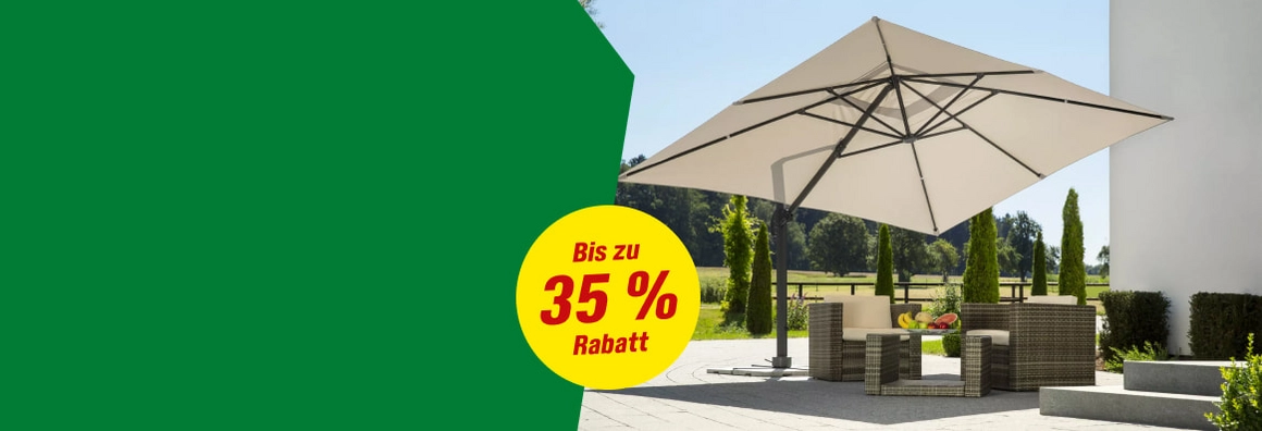 Bis zu 35 % Rabatt. Großer Ampelschirm auf einer Terrasse mit Sitzgruppe