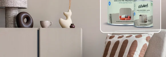 Wohnzimmer mit Farbeimern im Vordergrund