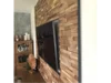 Fernseher an einer Wand mit Holzvertäfelung