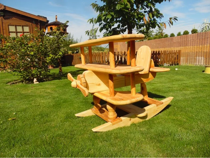 Hölzernes Spielzeugflugzeug auf einem Rasen