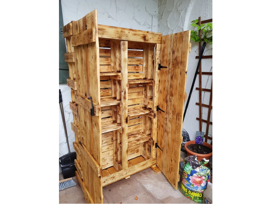 Ein offener Schrank aus Holzpaletten