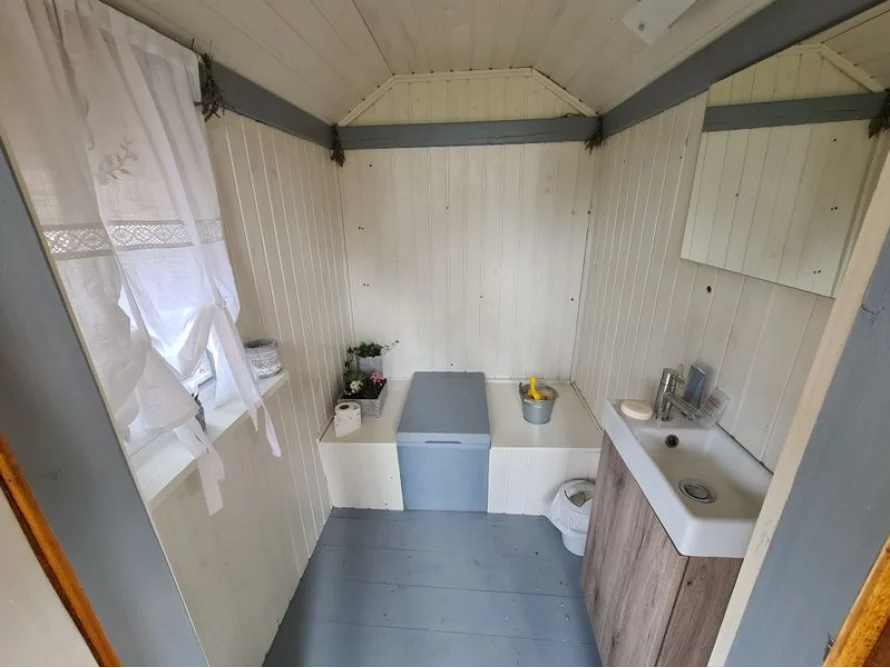 Einrichtung eines einfachen Badezimmers