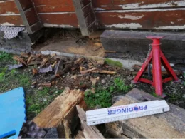 Renovierung eines Holzhauses mit Wagenheber