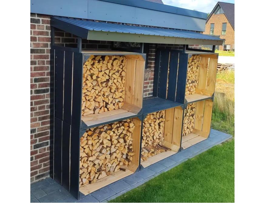 Holzstapel in einem überdachten Holzlager