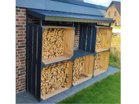 Holzstapel in einem überdachten Holzlager