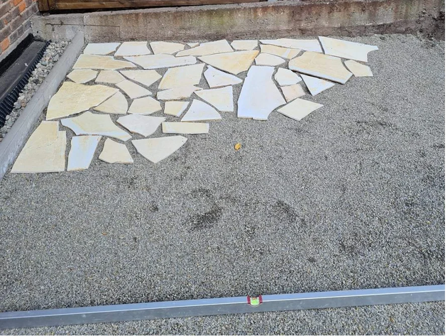 Pflasterarbeiten mit Wasserwaage