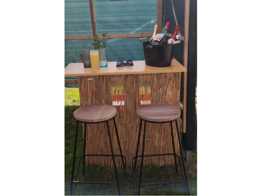 Gartenbar mit Barhockern