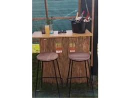 Gartenbar mit Barhockern