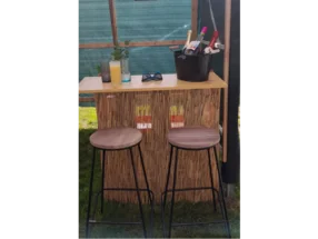 Gartenbar mit Barhockern