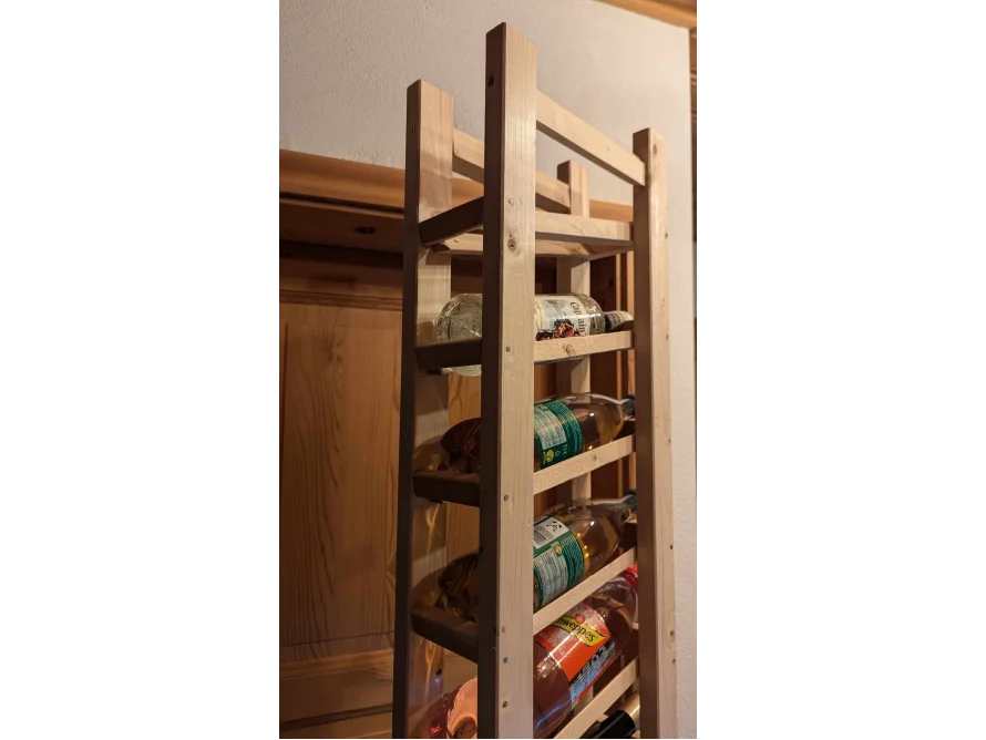 Ein hölzerner Getränkeregal mit Flaschen