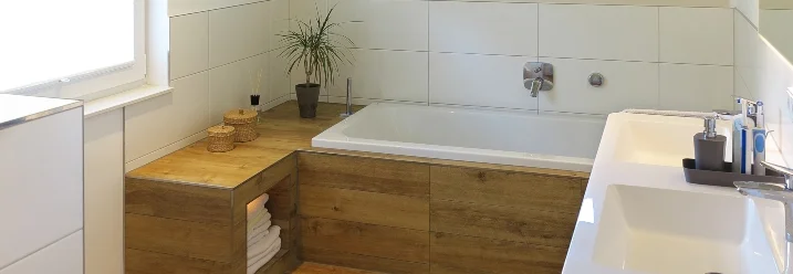 Modernes Badezimmer mit Holzelementen