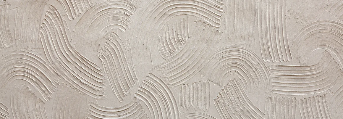 Verputzte Wand mit Wellenmuster