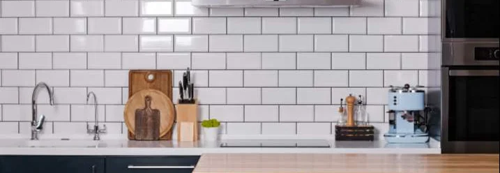 Moderne Küche mit weißen Fliesen