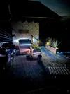 Stimmungsvoll beleuchtete Terrasse mit Whirlpool bei Nacht.