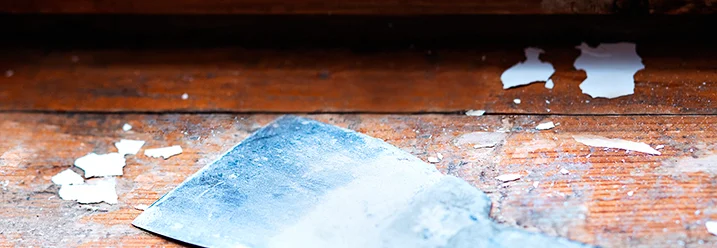 Spachtel auf einem Holzuntergrund