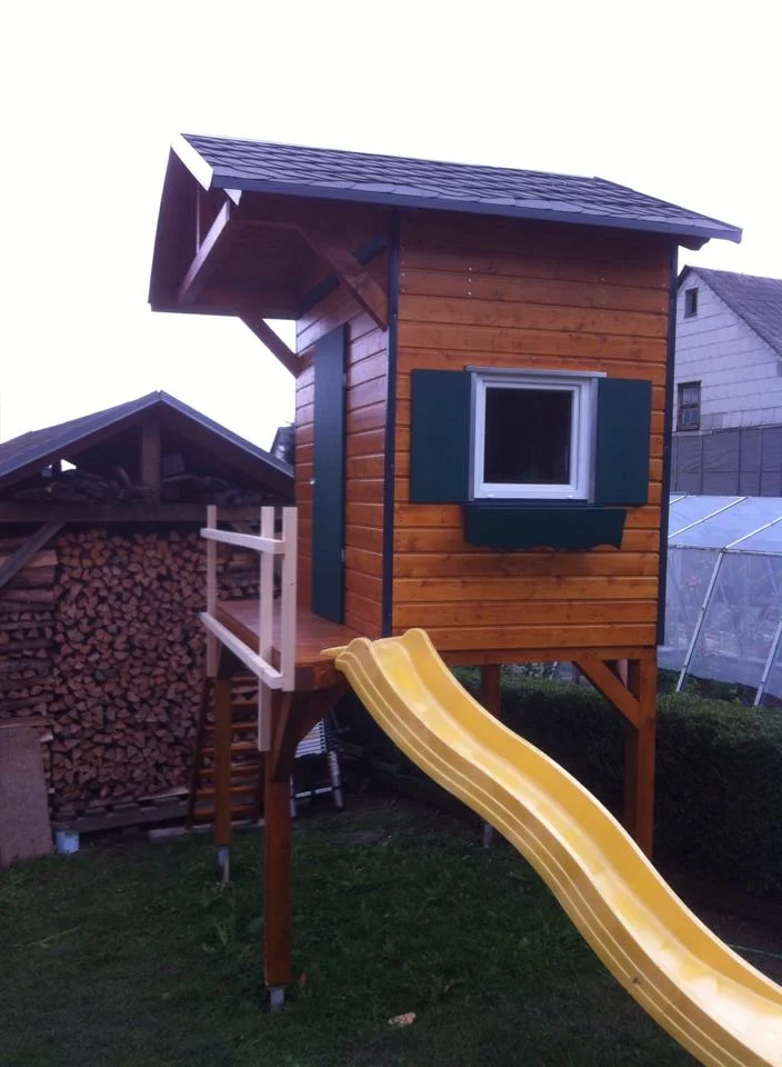 Spielhaus aus Holz mit Rutsche