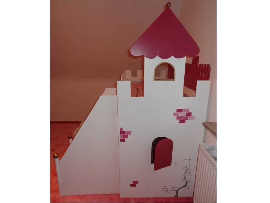 Hochbett in Form einer Burg