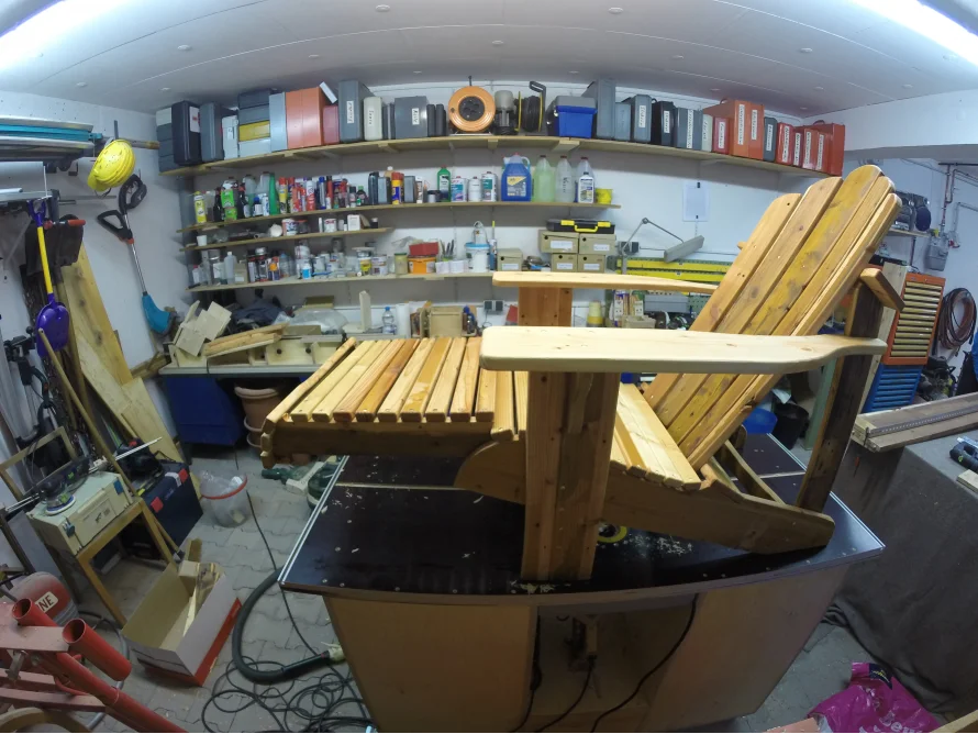 Unfertiger Holzliegestuhl in Werkstatt