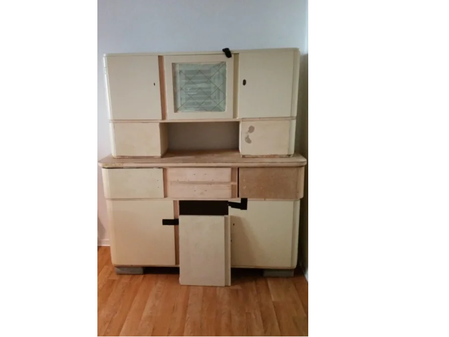 Alter Küchenschrank, teilweise zerlegt