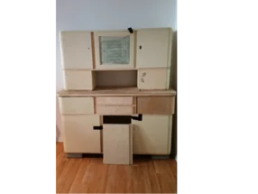 Alter Küchenschrank, teilweise zerlegt