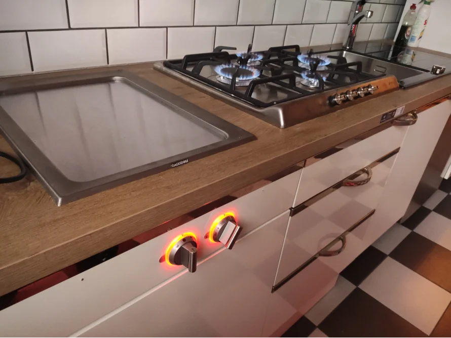 Moderner Herd mit brennenden Gasflammen