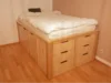 Holzbett mit Schubladen