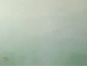 Verwaschen grün gestrichene Wand