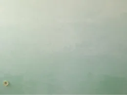 Verwaschen grün gestrichene Wand