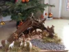 Weihnachtskrippe unter geschmücktem Weihnachtsbaum