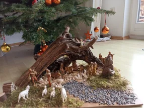 Weihnachtskrippe unter geschmücktem Weihnachtsbaum
