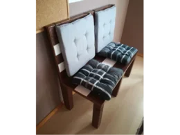 Selbstgebaute Sitzbank mit Polstern