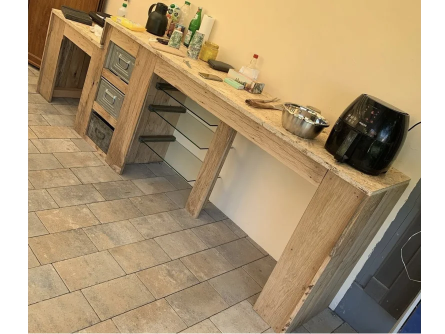 Rustikale Outdoorküche aus Holz mit Geräten