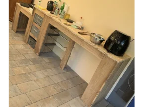 Rustikale Outdoorküche aus Holz mit Geräten