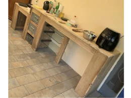 Rustikale Outdoorküche aus Holz mit Geräten