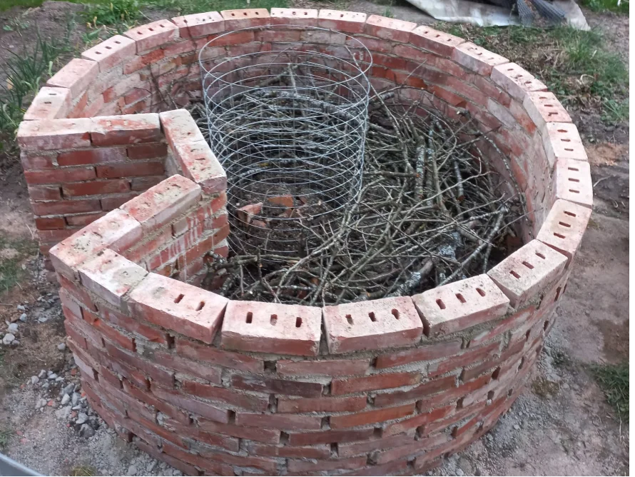 Runder Kompost aus Ziegelsteinen