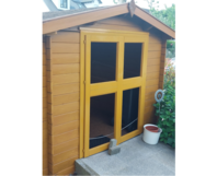 Gelbes Gartenhaus aus Holz