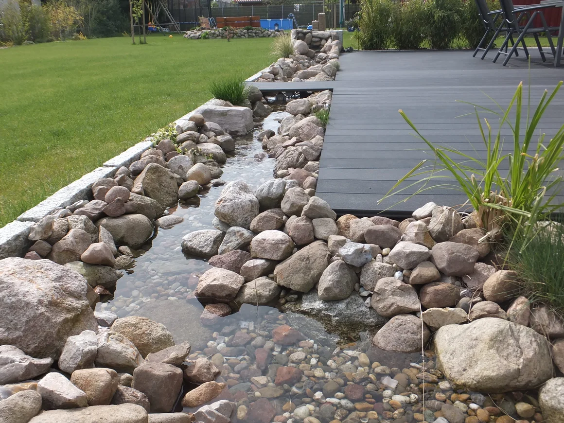 Bachlauf an der Terrasse