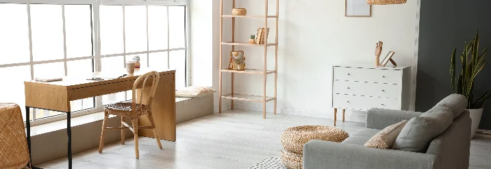 Helles Wohnzimmer mit Arbeitsbereich