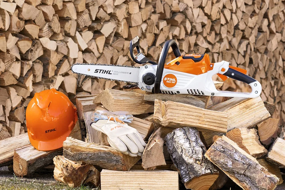 Motorsäge auf Holzstapel