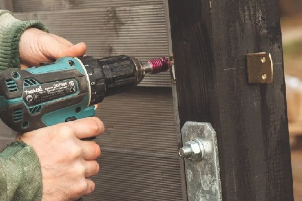 Person befestigt Holzlatten mit Akkuschrauber