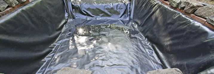 Teichfolie in Grube ausgelegt